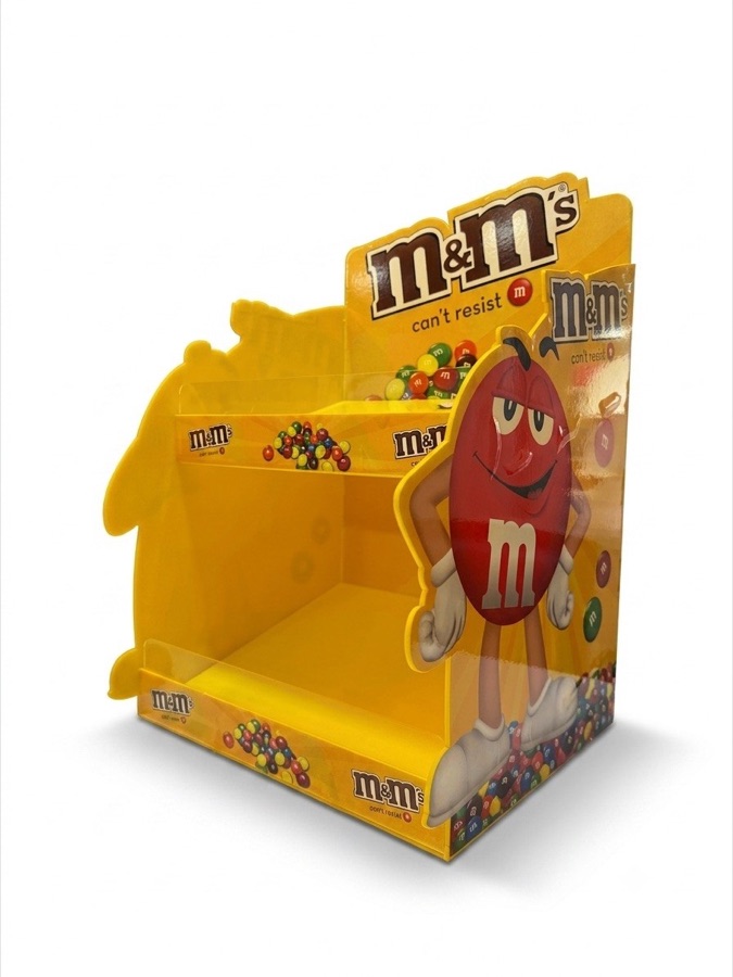 استند رومیزی زرد M&M's با شخصیت قرمز برند و دو طبقه نمایش محصول